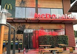 Entrada del establecimiento de Murcia, lleno de pintura.