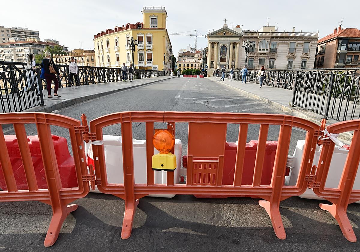 El acceso al Puente Viejo de Murcia, cerrado al tráfico por las obras de movilidad.