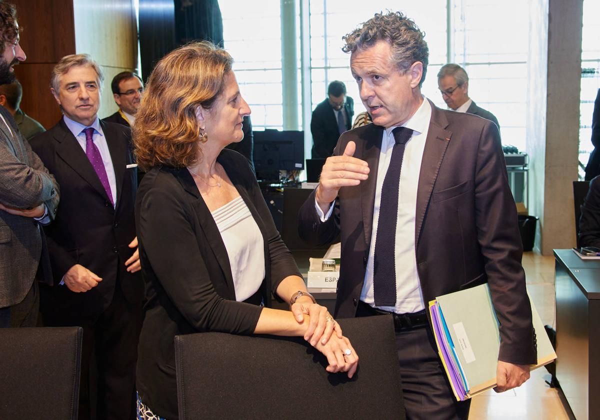 La vicepresidenta Teresa Ribera y su colega francés Christophe Bechu, este martes en la reunión de ministros de Medio Ambiente de la UE en Luxemburgo.