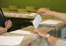 Un hombre introduce el voto en una urna en una imagen de archivo.