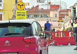 Un vehículo frente al cartel que avisa del cierre al tráfico del Puente Viejo de Murcia.