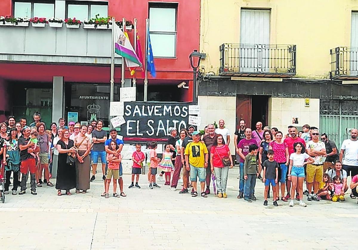 Un grupo de vecinos congregados ante el Ayuntamiento de Bullas.