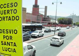 Circulación densa en la Avenida Trovero Marín, frente a la estación de autobuses y al fondo la Cuesta del Batel cortada a la circulación por el montaje del Rock Imperium.