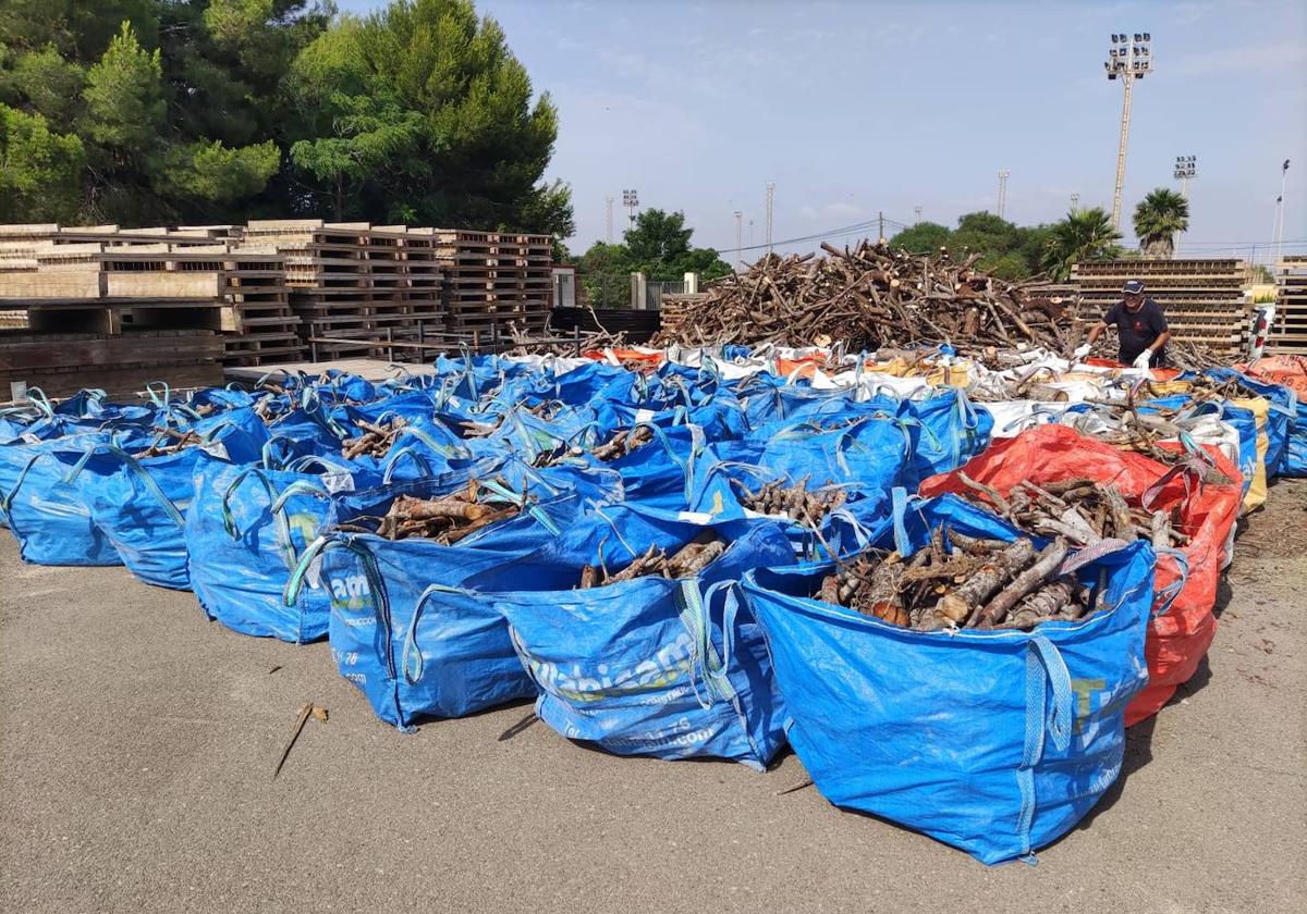 Los 15.000 kilos de leña ya preparada para los hoguera de San Juan.