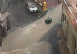 Las intensas precipitaciones arrastran contenedores y vehículos en Moratalla.