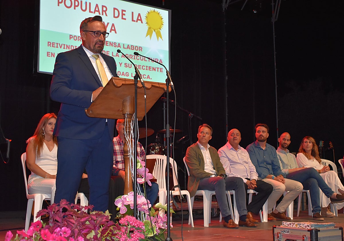 Plácido Pérez-Chuecos durante su discurso ante las autoridades locales.