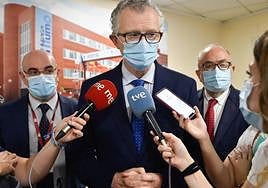 Juan José Pedreño atiende a los medios, en una foto de archivo.