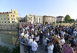 Concentración en el Puente Viejo, este jueves por la tarde.