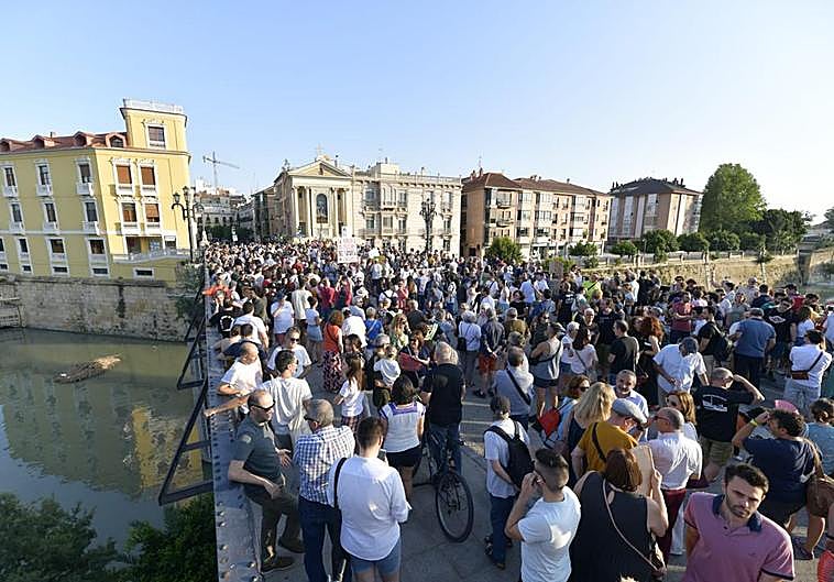 Concentración en el Puente Viejo, este jueves por la tarde.