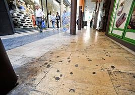 Manchas negras en el suelo, en una imagen de archivo.