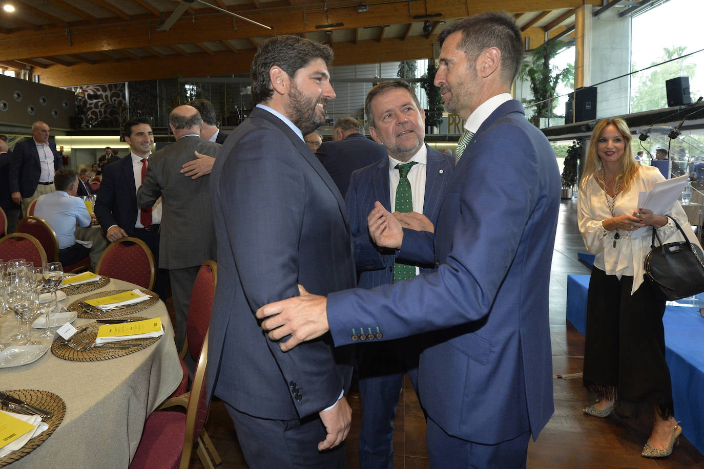 Despedidas y homenajes en la asamblea general de Croem