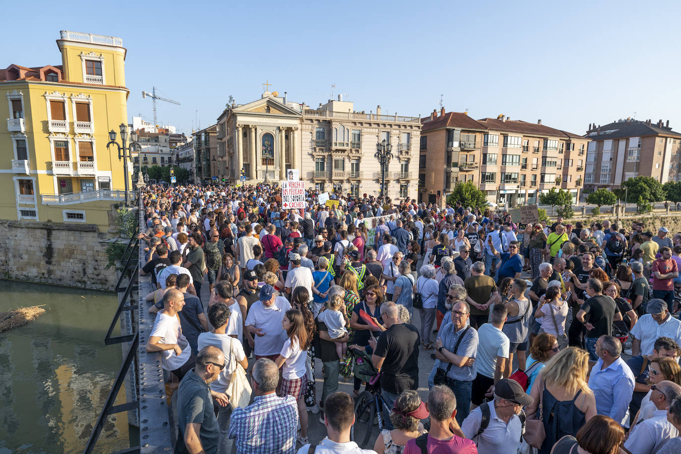 Protesta en el Puente de los Peligros de Murcia
