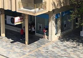 La sucursal bancaria asaltada, este jueves, tras el atraco.