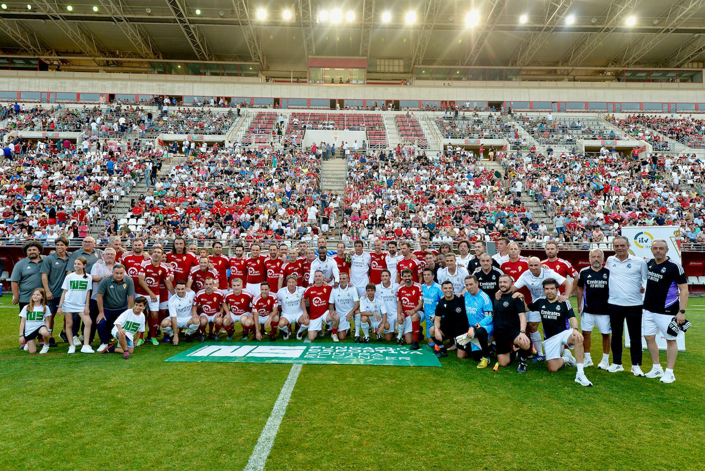 Homenaje y goles solidarios entre Real Murcia y Real Madrid