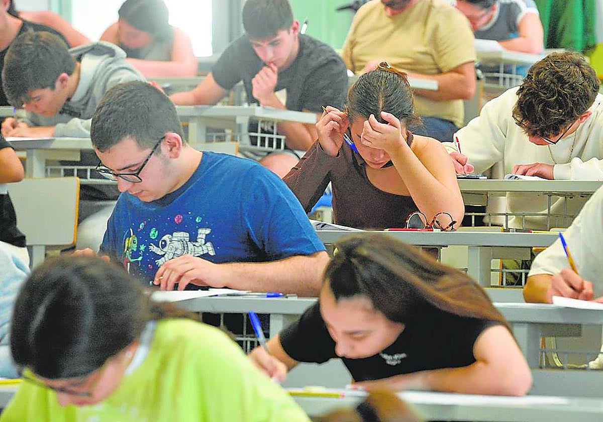 Un grupo de alumnos murcianos realizan la prueba de acceso hace dos semanas.
