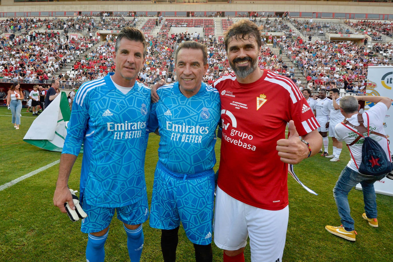 Homenaje y goles solidarios entre Real Murcia y Real Madrid