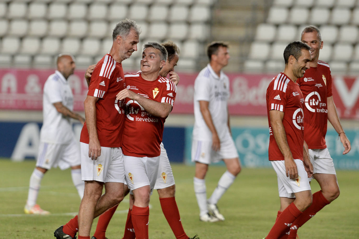 Homenaje y goles solidarios entre Real Murcia y Real Madrid