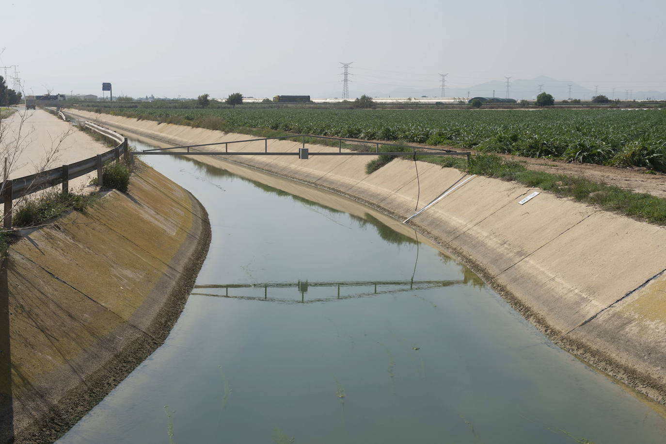 Canal del Postrasvase a su paso por el Campo de Cartagena.