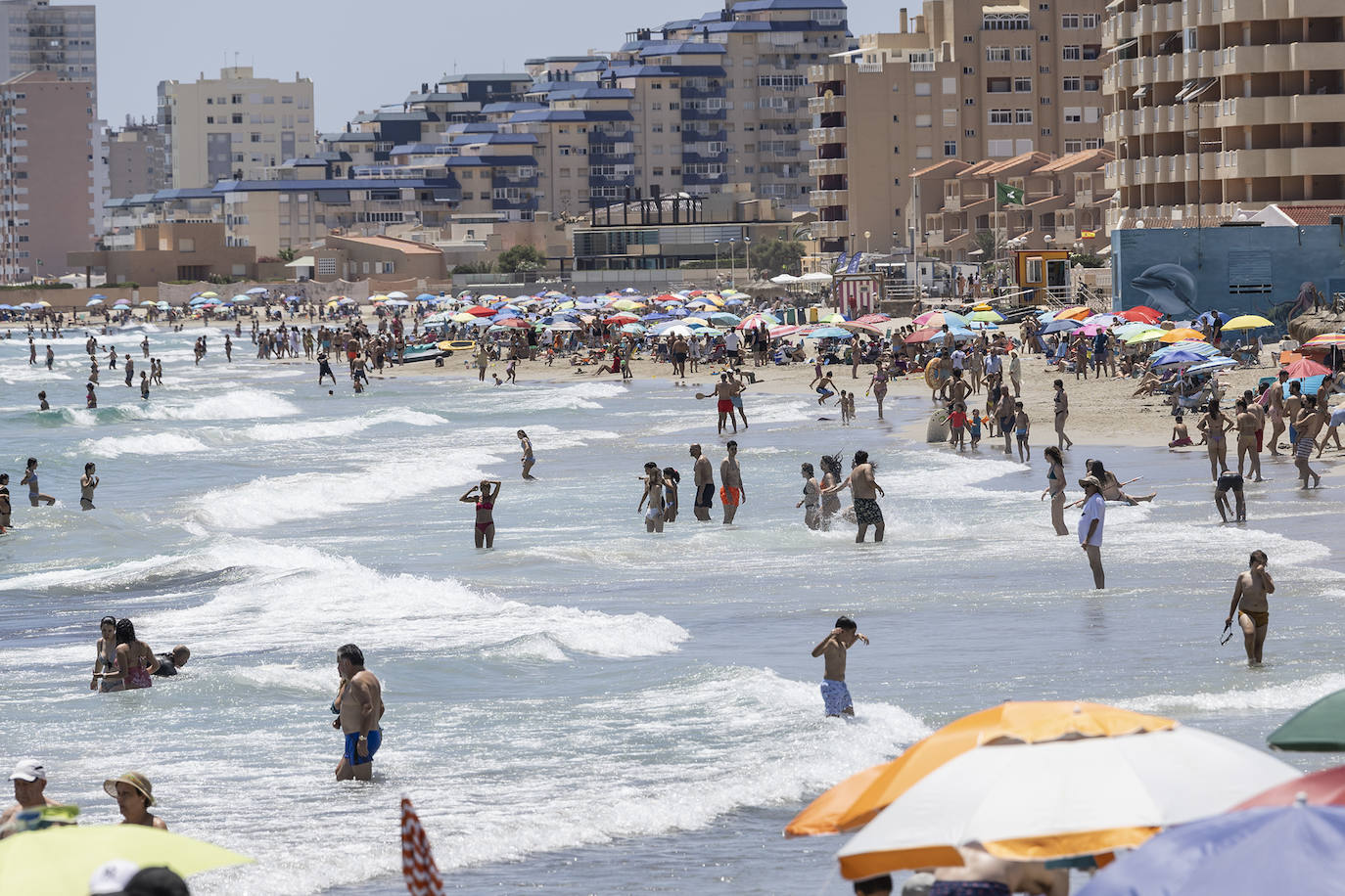 Las playas de la Región de Murcia repletas de vecinos y turistas, en imágenes
