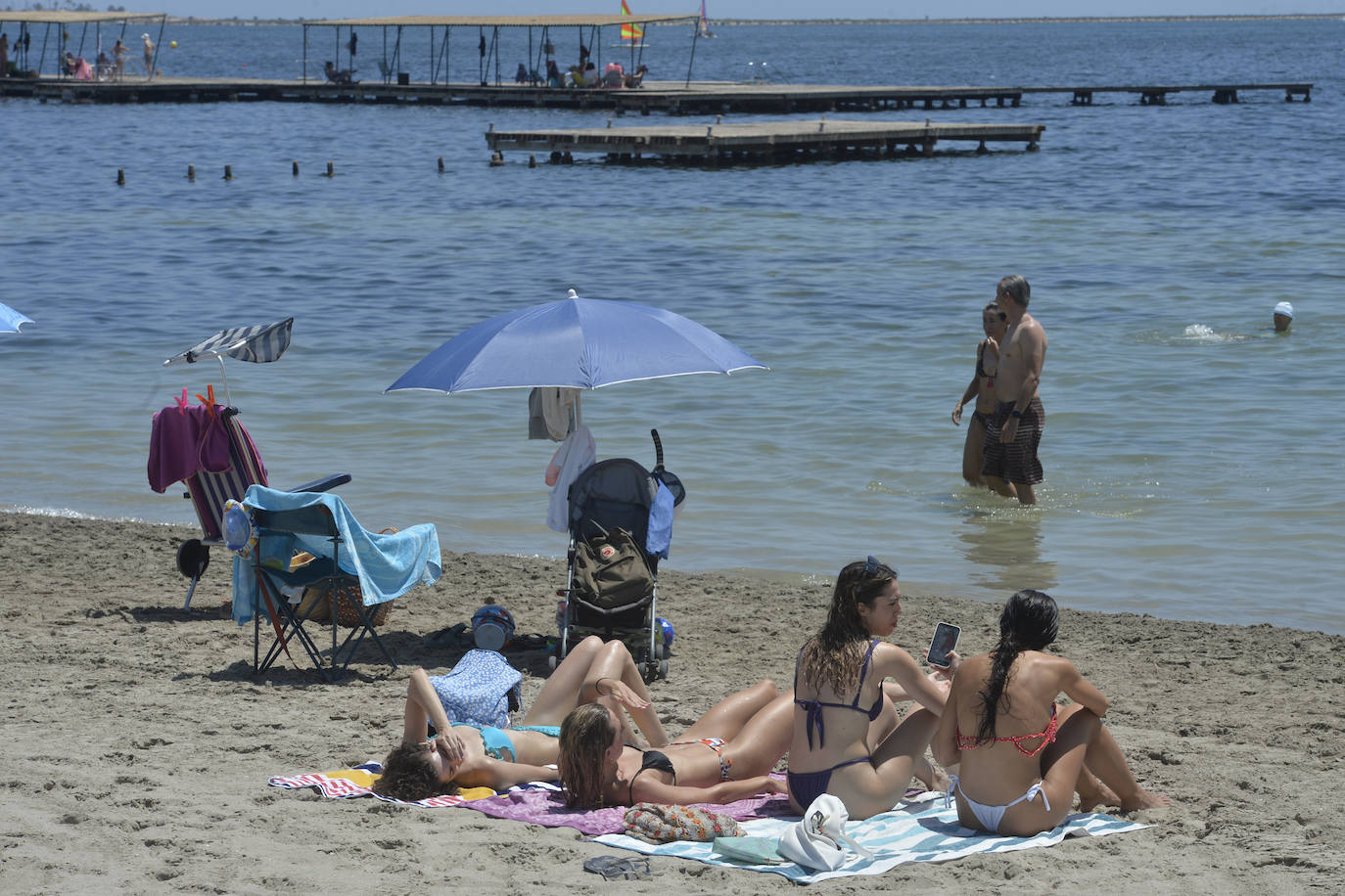 Las playas de la Región de Murcia repletas de vecinos y turistas, en imágenes