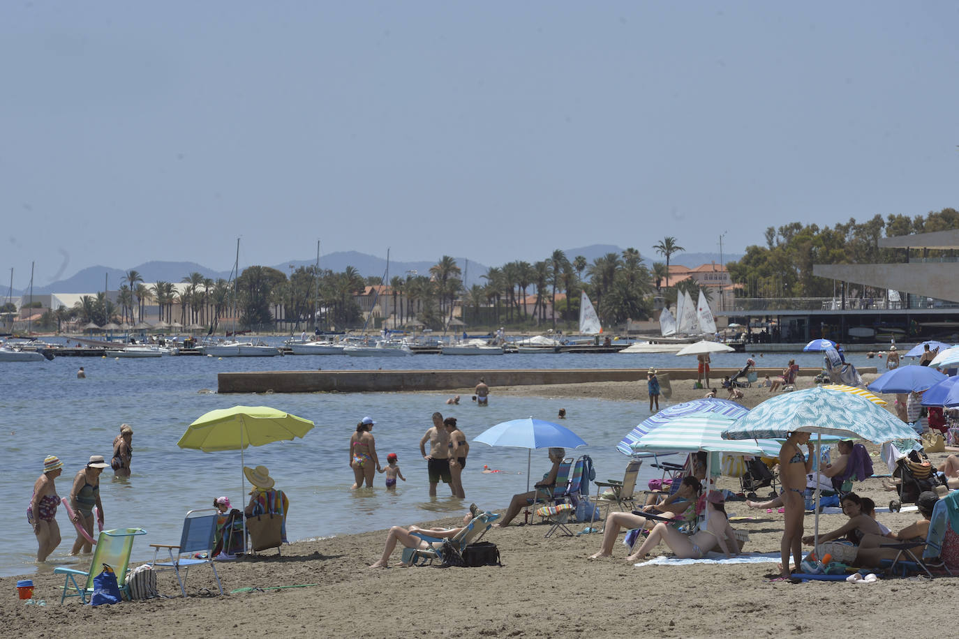 Las playas de la Región de Murcia repletas de vecinos y turistas, en imágenes