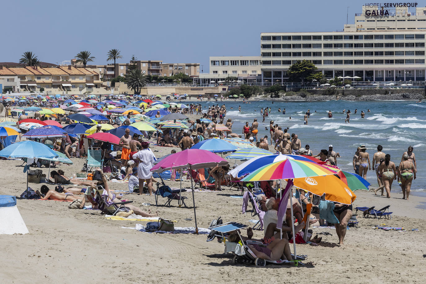 Las playas de la Región de Murcia repletas de vecinos y turistas, en imágenes