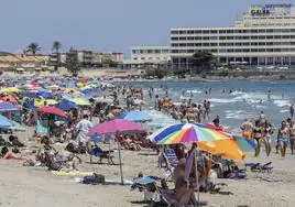 Bañistas en La Manga, este sábado.