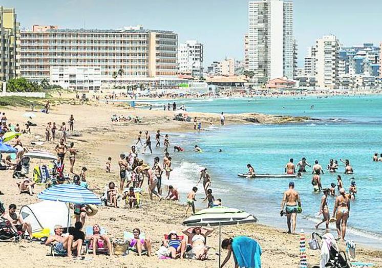 Bañistas en Cabo de Palos.