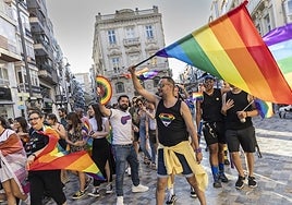 El exconcejal David Martínez ondea la bandera arcoiris durante la marcha.