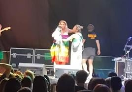 Rocío Saiz es tapada con una bandera LGTBI por la organización durante la actuación de este sábado en Murcia.