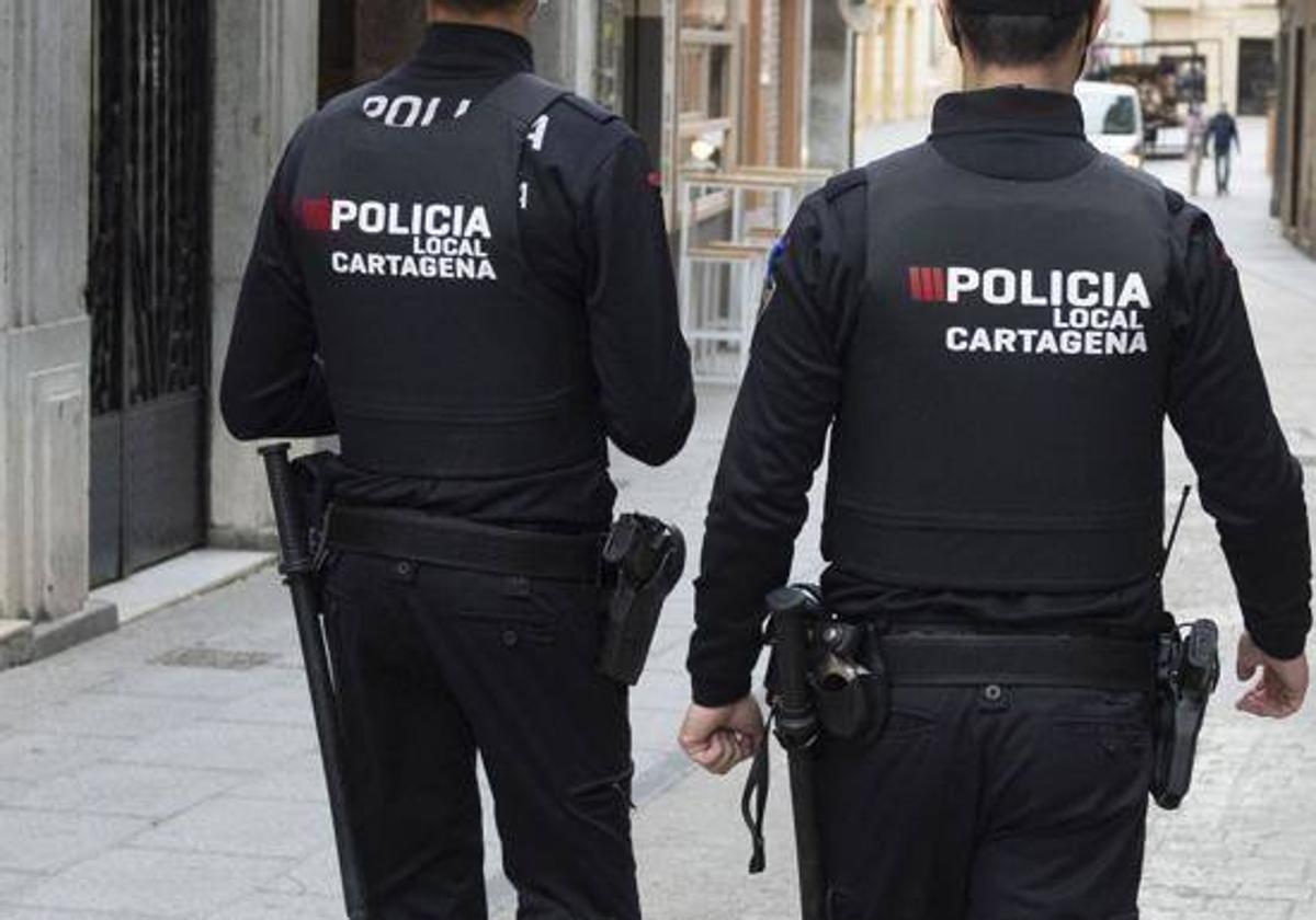 Una pareja de agentes de la Policía Local de Cartagena, en una imagen de archivo.