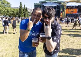 Dos hombres posan ante la cámara antes de disfrutar de uno de los conciertos del festival Rock Imperium.