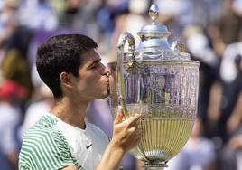 Carlos Alcaraz besa el trofeo de ganador del torneo de Queen's Reuters