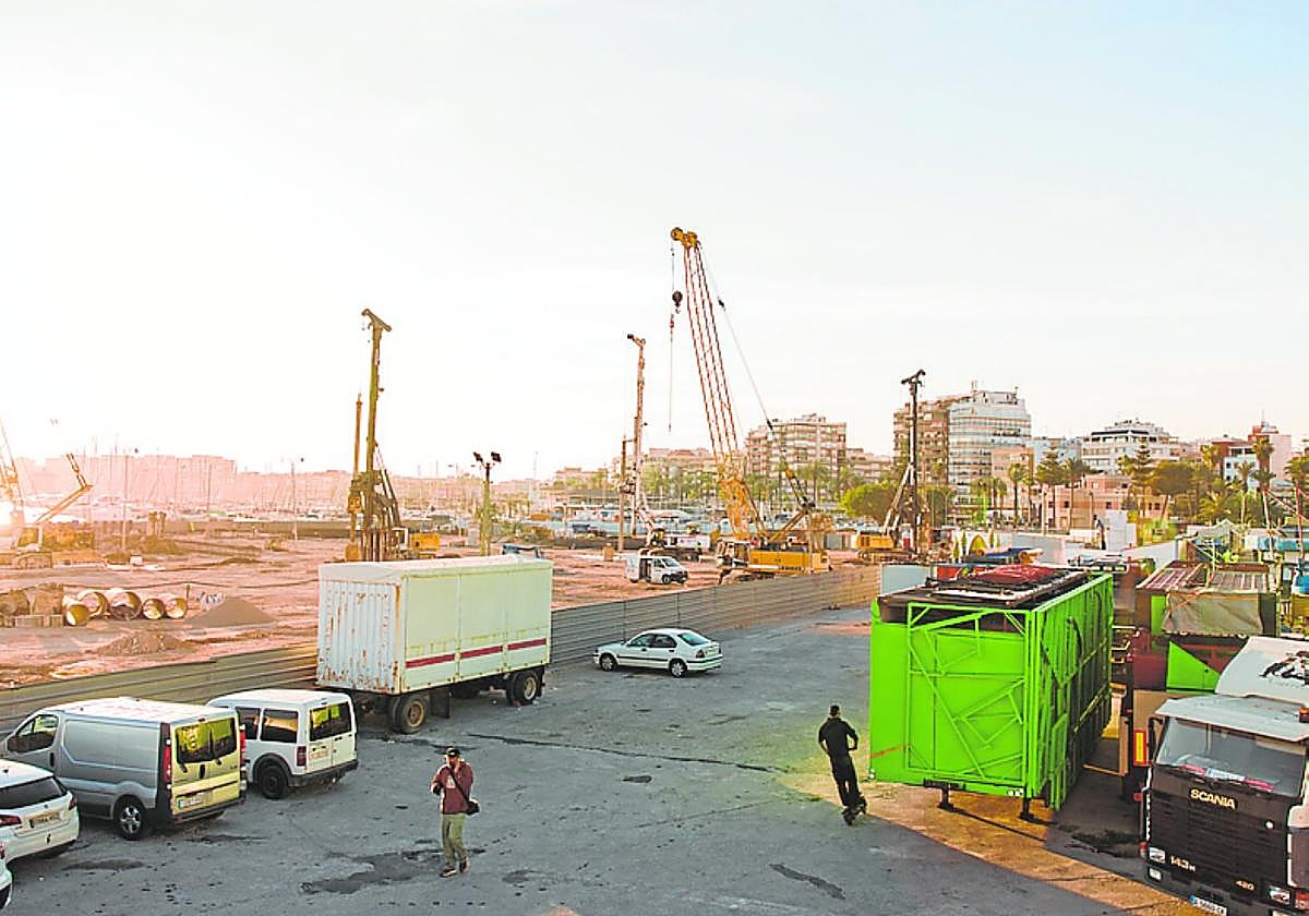 Salida de los últimos feriantes del recinto portuario.