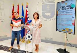 Salvador López y Mónica Sánchez durante la presentación del «Colegio Abierto»