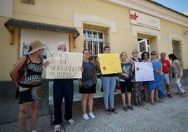 Vecinos de Los Garres, concentrados este lunes a las puertas del consultorio para reclamar que se mantenga la atención pediátrica.