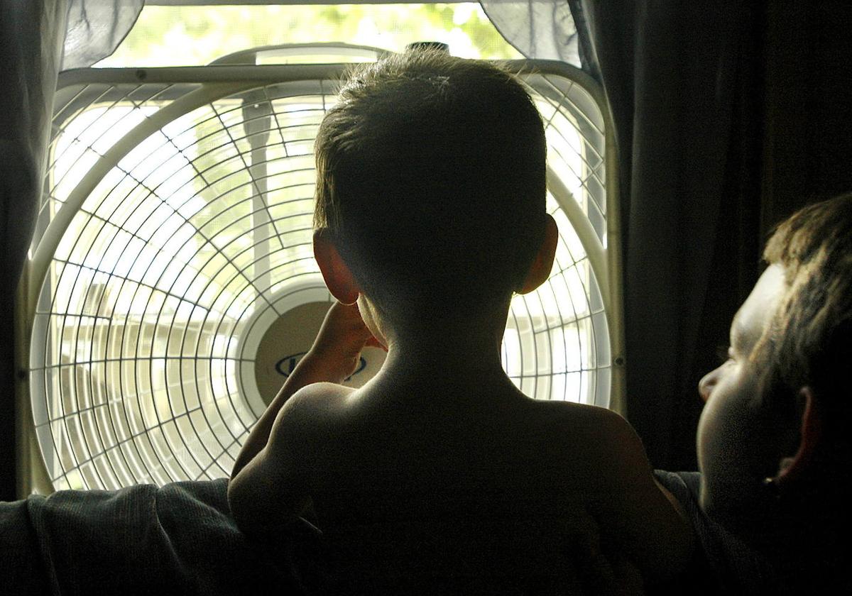 Por qué no debes dormir toda la noche con el ventilador encendido.