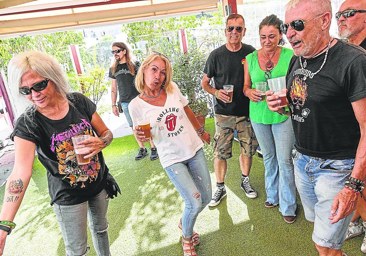 Un grupo de asistentes al festival Rock Imperium, en la terraza del Hotel Los Habaneros, tomando unas cervezas.