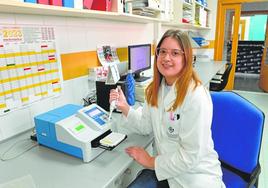 La investigadora Patricia Sánchez Muro, en el laboratorio.