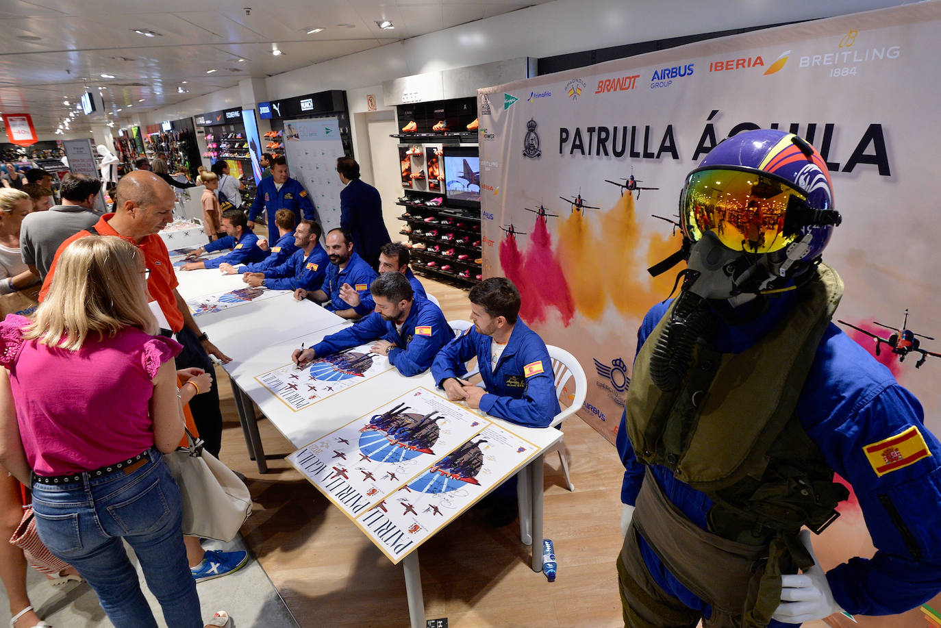 La Patrulla Águila levanta pasiones también en tierra