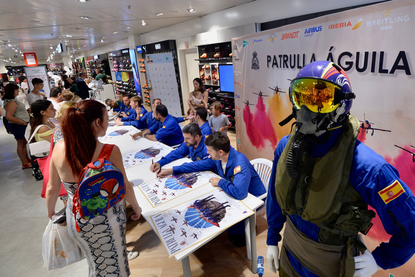 La Patrulla Águila levanta pasiones también en tierra