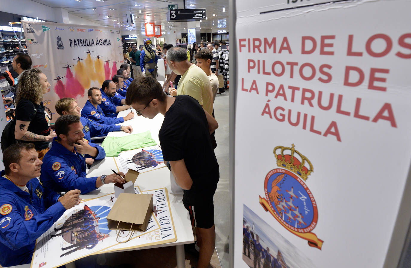 La Patrulla Águila levanta pasiones también en tierra