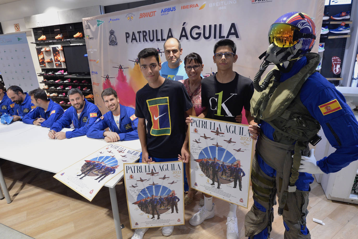 La Patrulla Águila levanta pasiones también en tierra