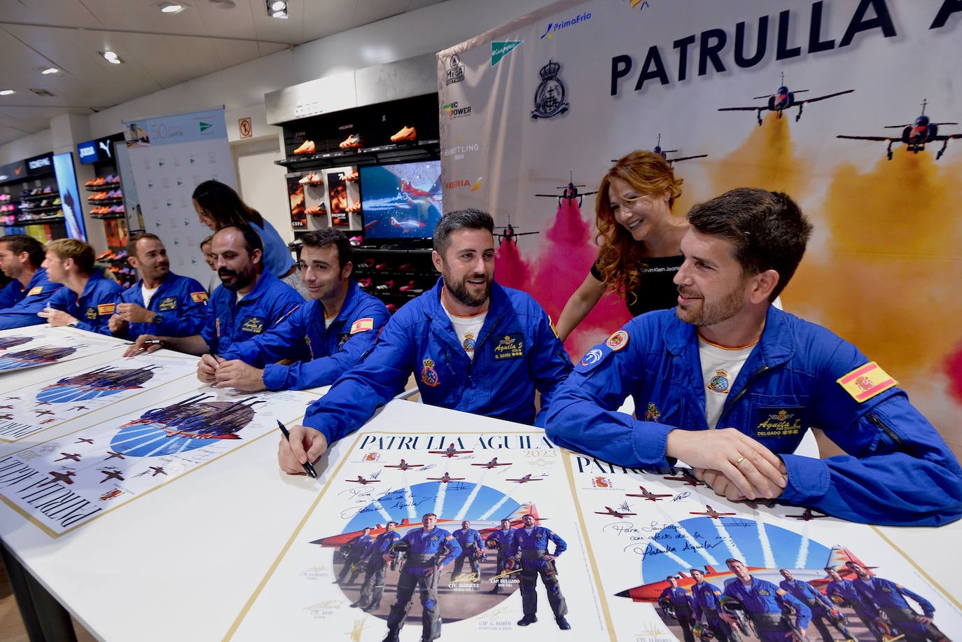 La Patrulla Águila levanta pasiones también en tierra