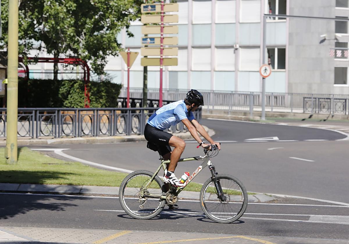 Si vas en bicicleta por la ciudad debes extremar las precauciones para evitar accidentes.