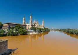 Crecida del Ebro por lsa intensas lluvias de los últimos días. La foto es del domingo a su paso por Zaragoza.