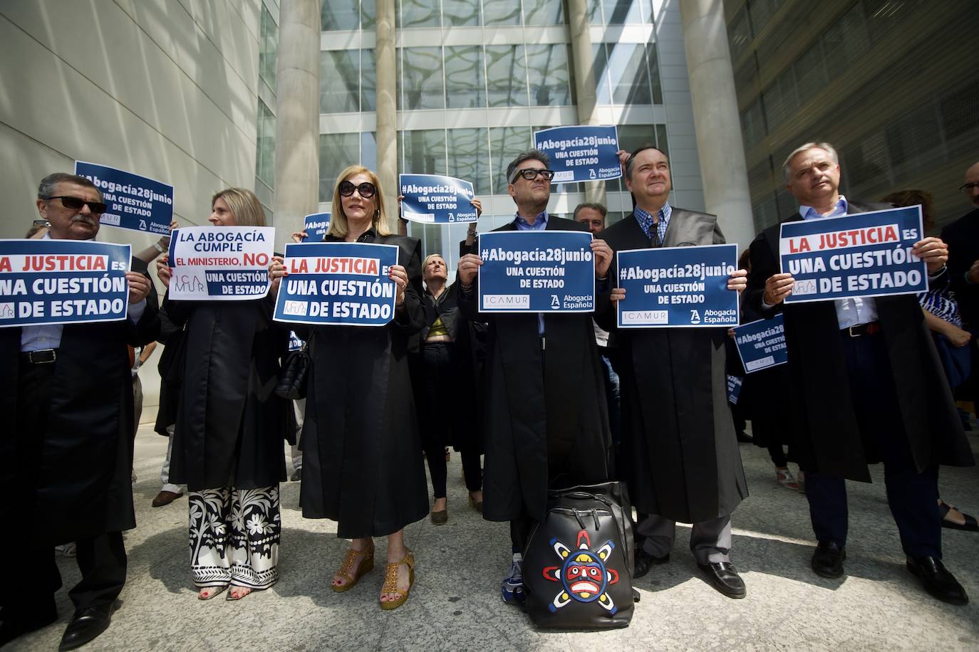 Imágenes de la concentración de abogados, procuradores y graduados sociales en Murcia