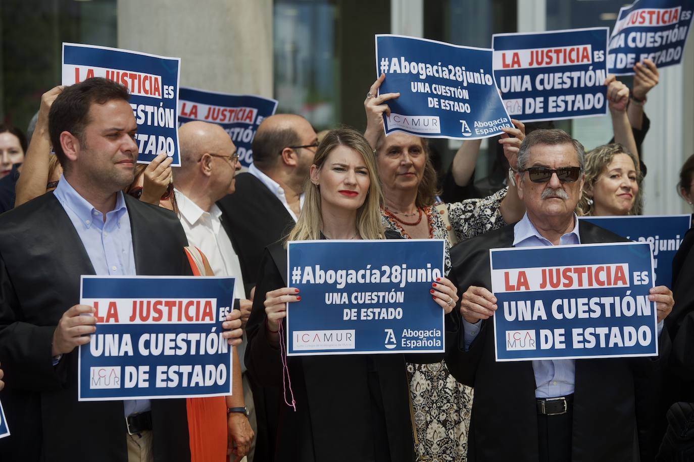Imágenes de la concentración de abogados, procuradores y graduados sociales en Murcia