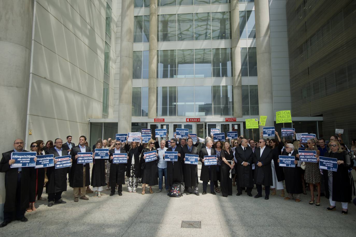 Imágenes de la concentración de abogados, procuradores y graduados sociales en Murcia