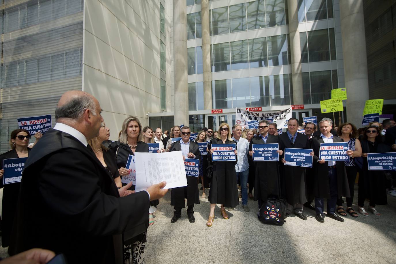 Imágenes de la concentración de abogados, procuradores y graduados sociales en Murcia